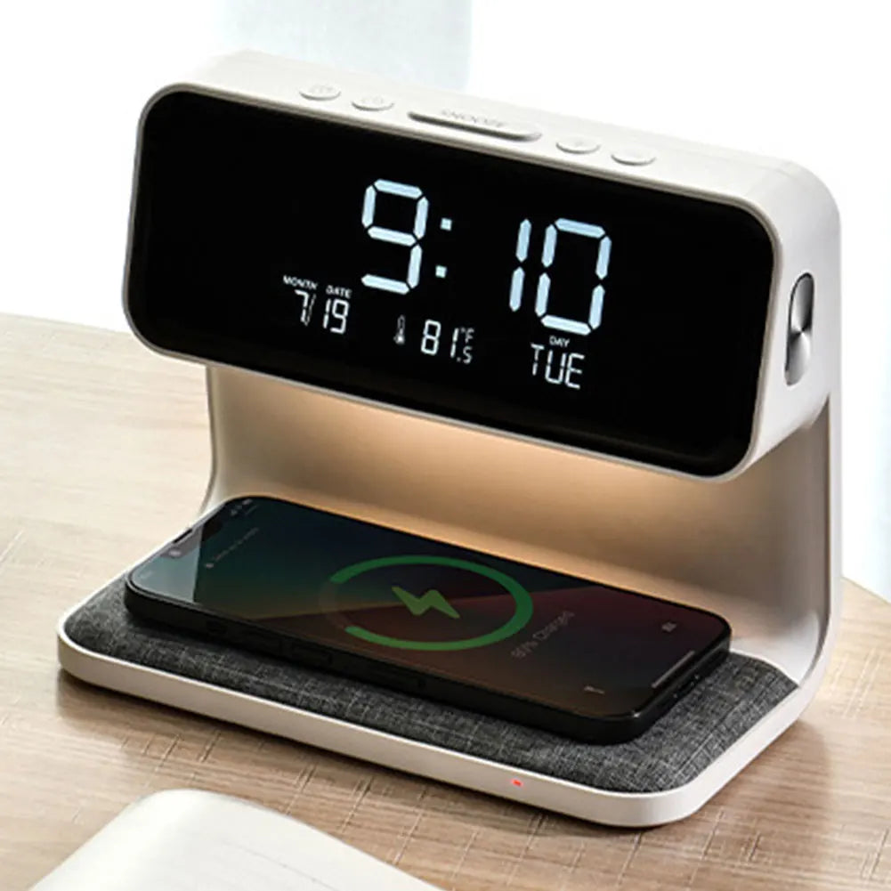 Produkt smart home: lampka nocna z zegarem cyfrowym i ładowarką bezprzewodową Qi.