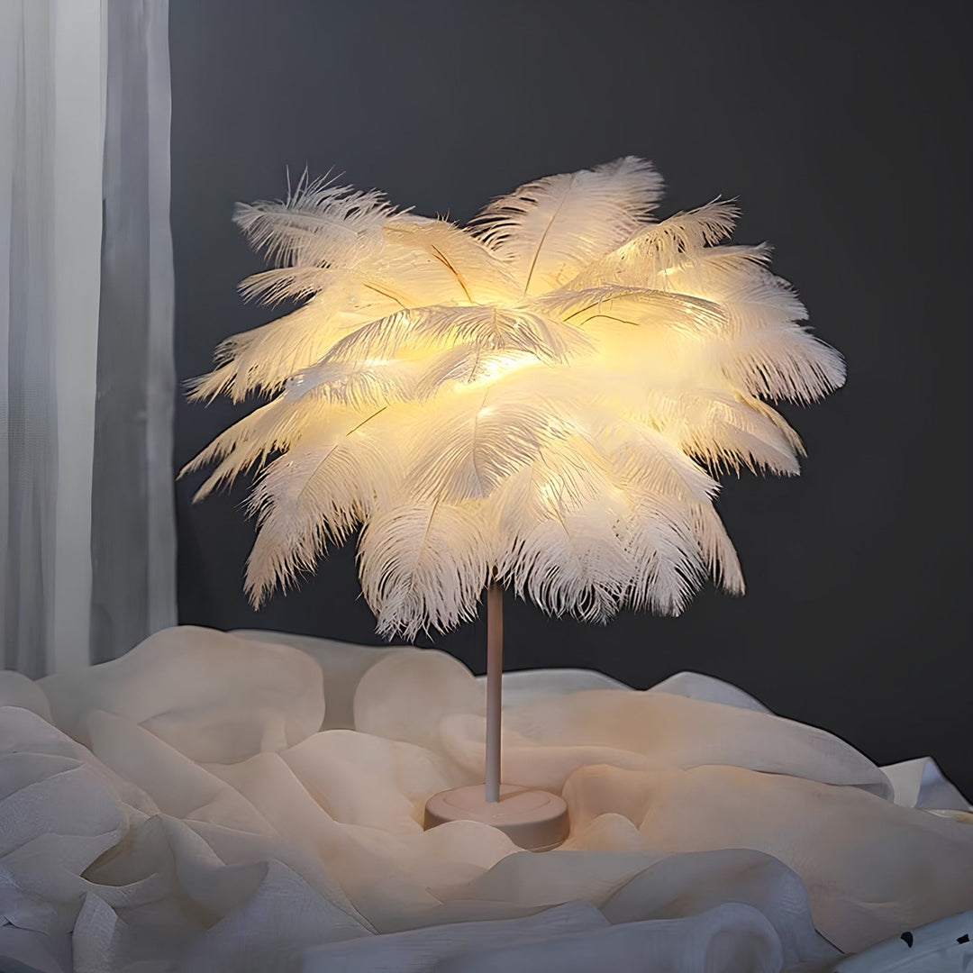 Designerska lampka LED z piórami, idealna do stworzenia przytulnej atmosfery.