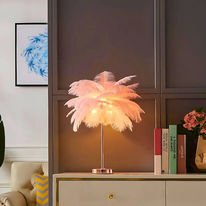Elegancka lampka LED z białymi piórami, idealna dekoracja do salonu lub sypialni.