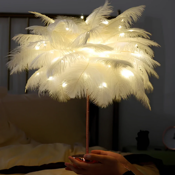 Lampka LED z piórkami, idealny prezent, elegancki wystrój wnętrz sypialni.