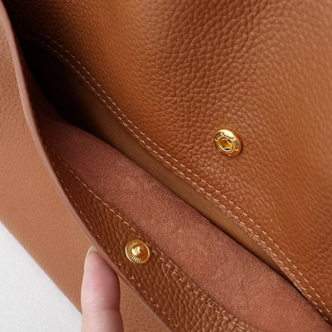 Stylowa czarna torebka damska typu tote bag z widocznymi detalami