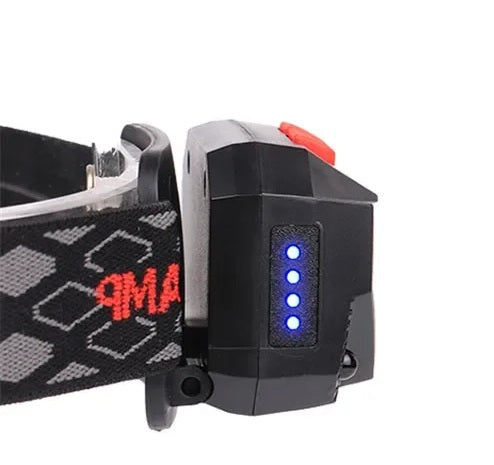 Osoba z latarką czołową LED USB oświetla górski szlak, idealna na nocne wędrówki i turystykę.