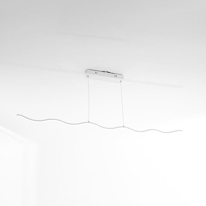Elementy montażowe i podsufitka czarnej lampy wiszącej do jadalni