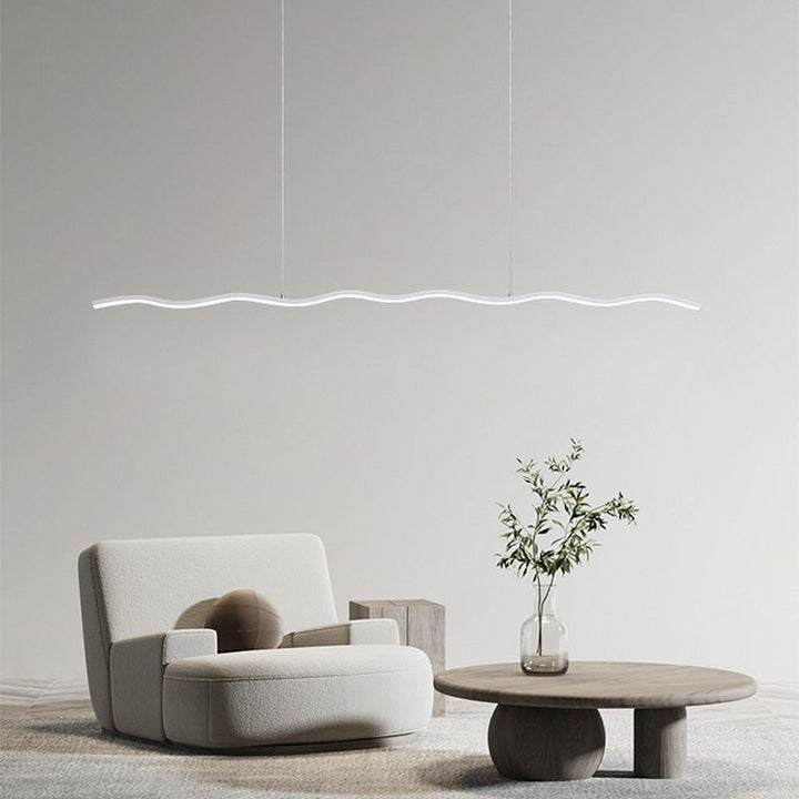 Biała lampa wisząca LED WaveGlow zawieszona nad stołem w eleganckiej jadalni