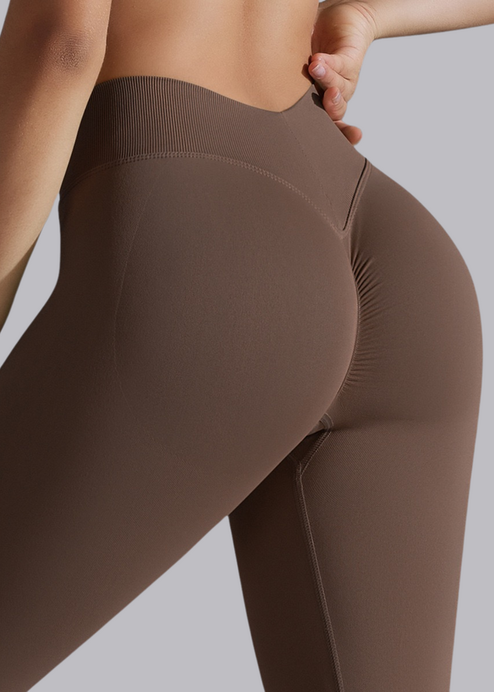 Tył brązowych damskich legginsów scrunch push-up z wysokim stanem