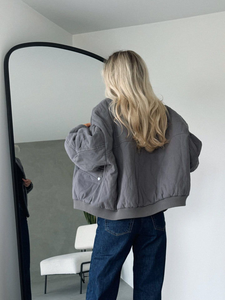 Stylowa i komfortowa damska bomberka oversize, pikowana, modne okrycie wierzchnie streetwear.