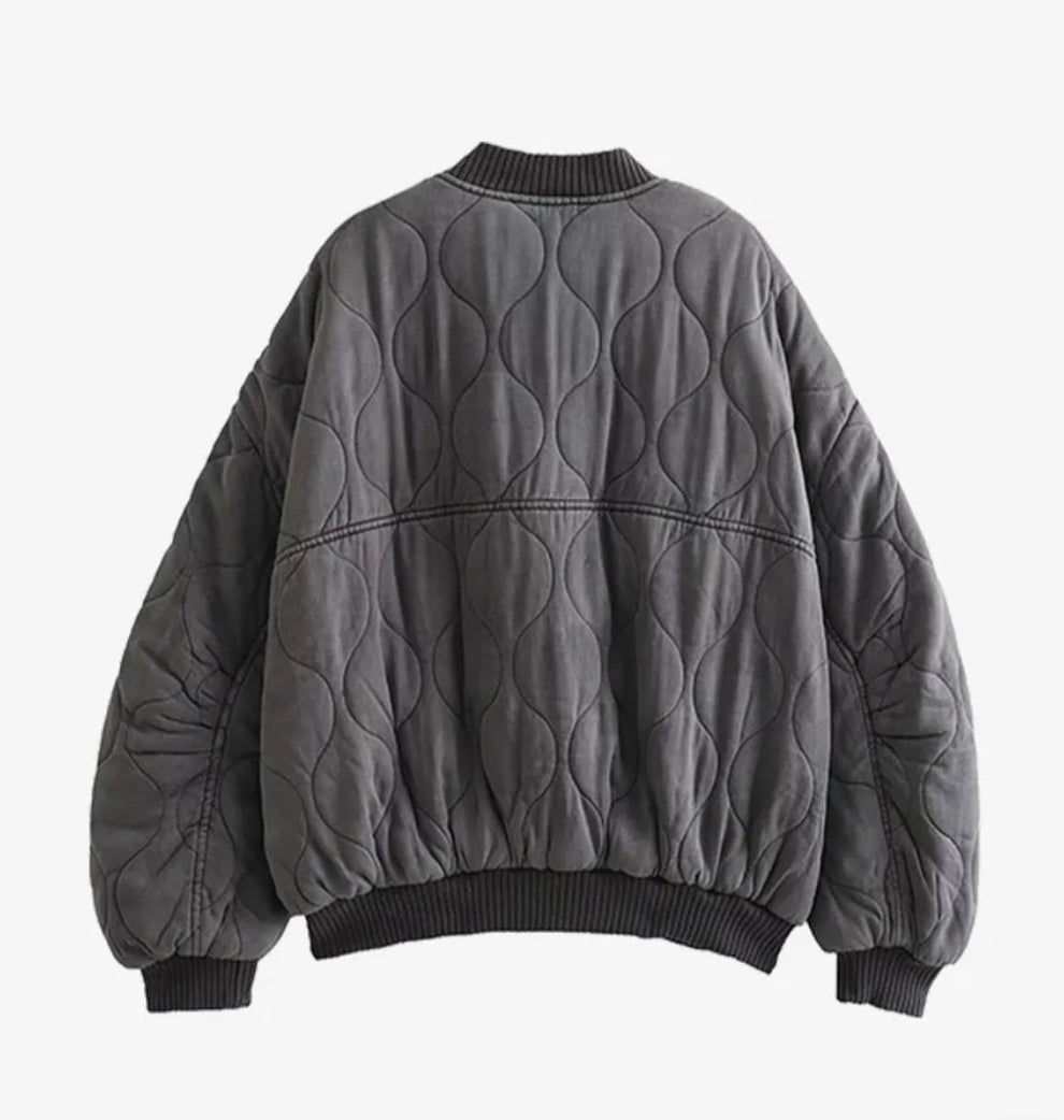 Damska pikowana bomberka oversize, idealna na chłodniejsze dni, w stylu streetwear i casual.