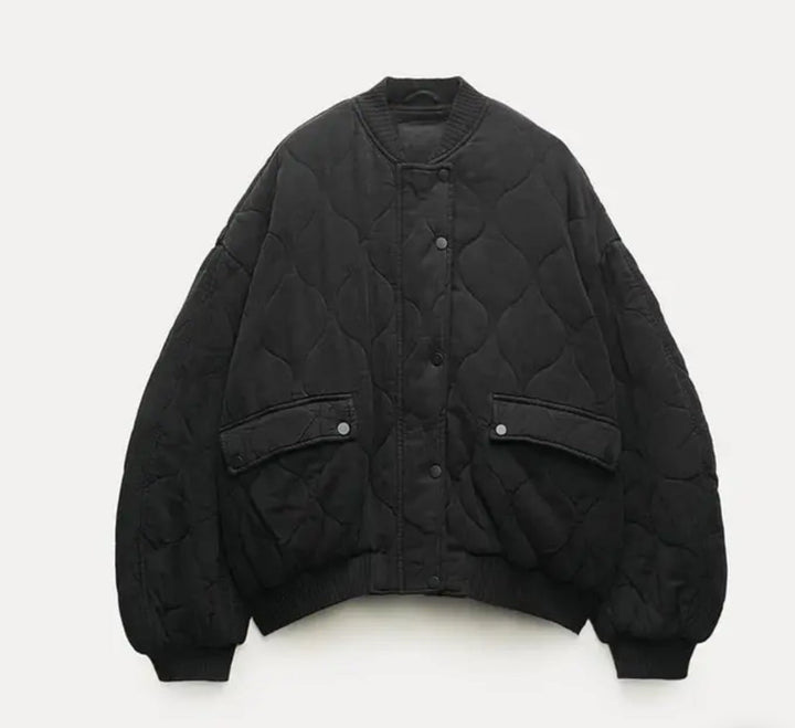 Wiosenno-jesienna damska kurtka bomberka oversize, pikowana, pasująca do wielu stylizacji.