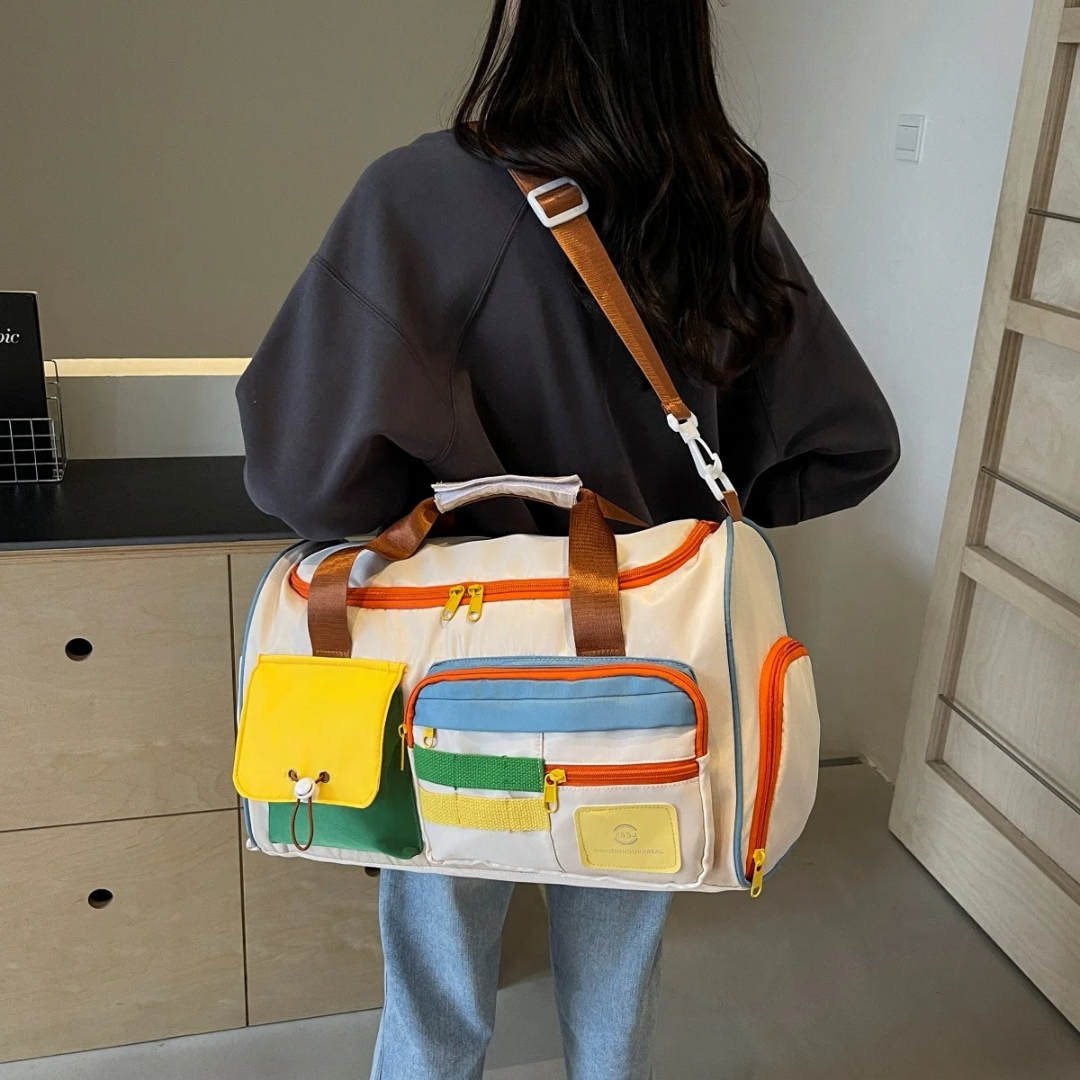 Nylonowa torba sportowa FlexaBag z dynamicznymi kolorowymi blokami, wytrzymała, z regulowanym paskiem na ramię.