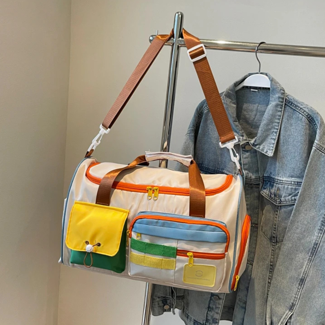 Uniwersalna torba duffelowa FlexaBag z kolorowymi blokami, lekka i składana, idealna na trening lub podróż.