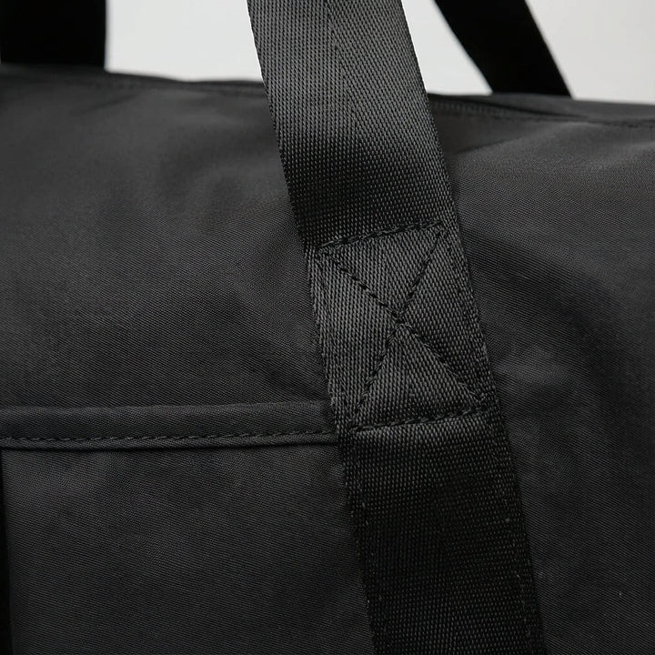 Uniwersalna torba duffel DryVoyager na podróż, lekka i pojemna. Idealna na bagaż podręczny, wodoodporna i wytrzymała.