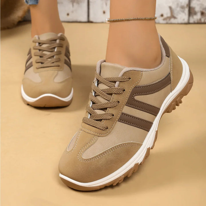 Stylowe, czarne trampki damskie. Wygodne casualowe buty sportowe do codziennego noszenia i chodzenia.