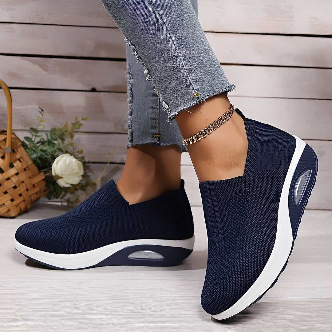 Granatowe oddychające buty damskie. Lekkie i komfortowe obuwie na wiosnę, lato i aktywne dni.