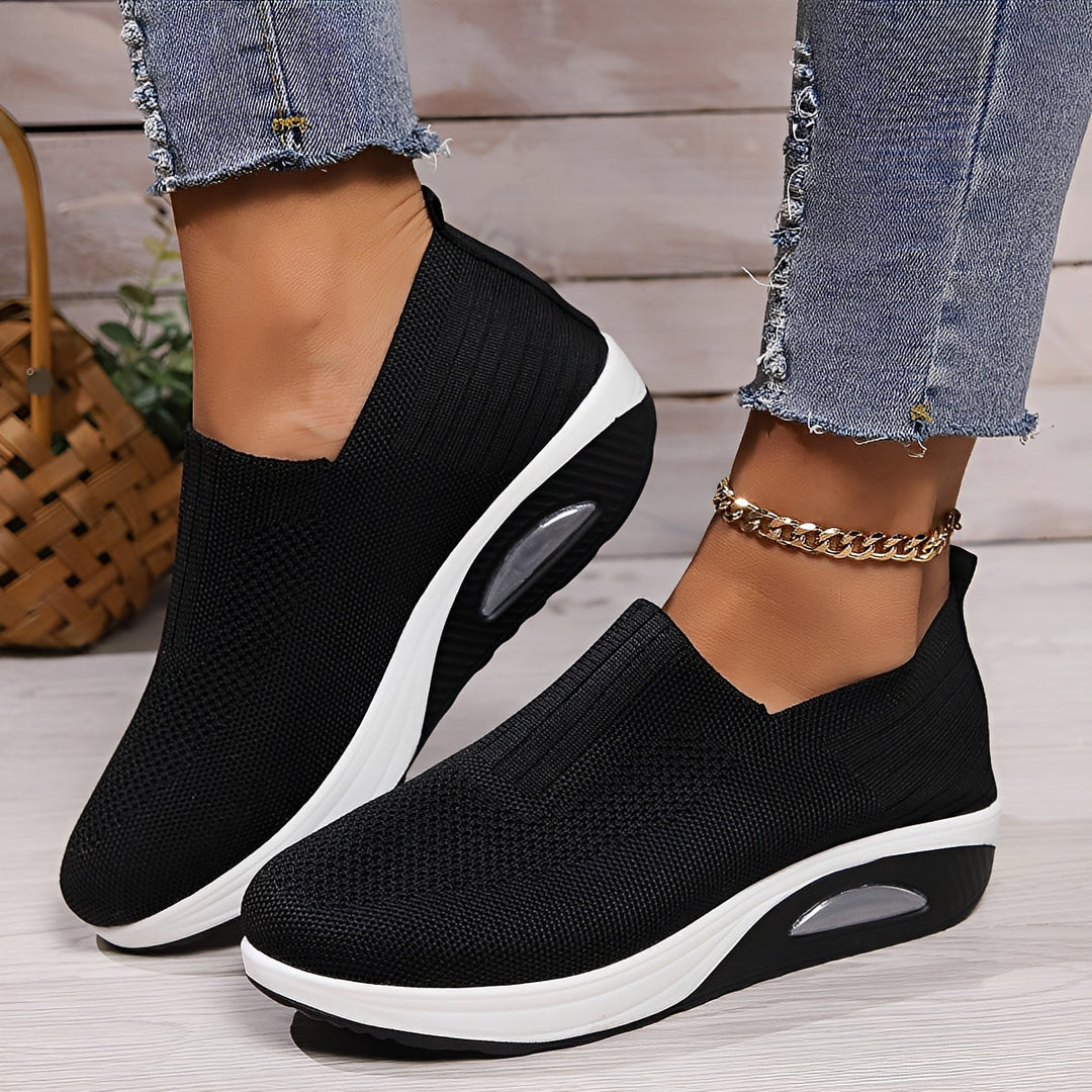 Czarne lekkie buty damskie, oddychające. Komfortowe obuwie na co dzień z elastyczną podeszwą.