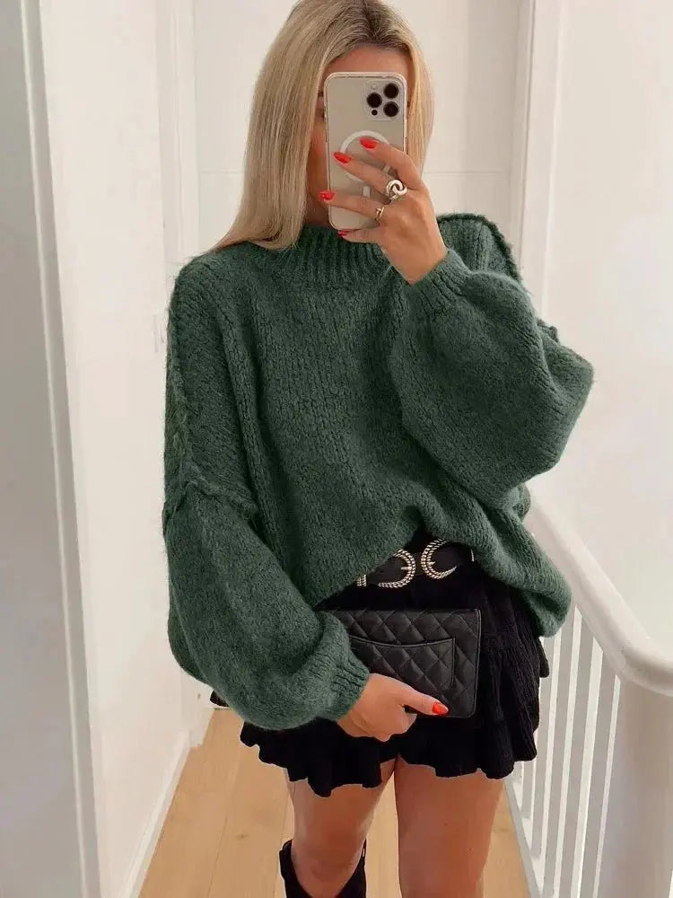 Kobieta w zielonym swetrze oversize z czarną spódnicą