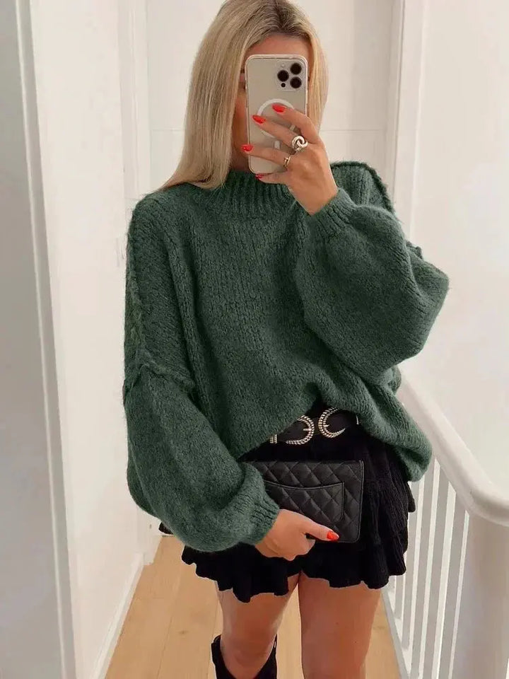 Kobieta w zielonym swetrze oversize z czarną spódnicą