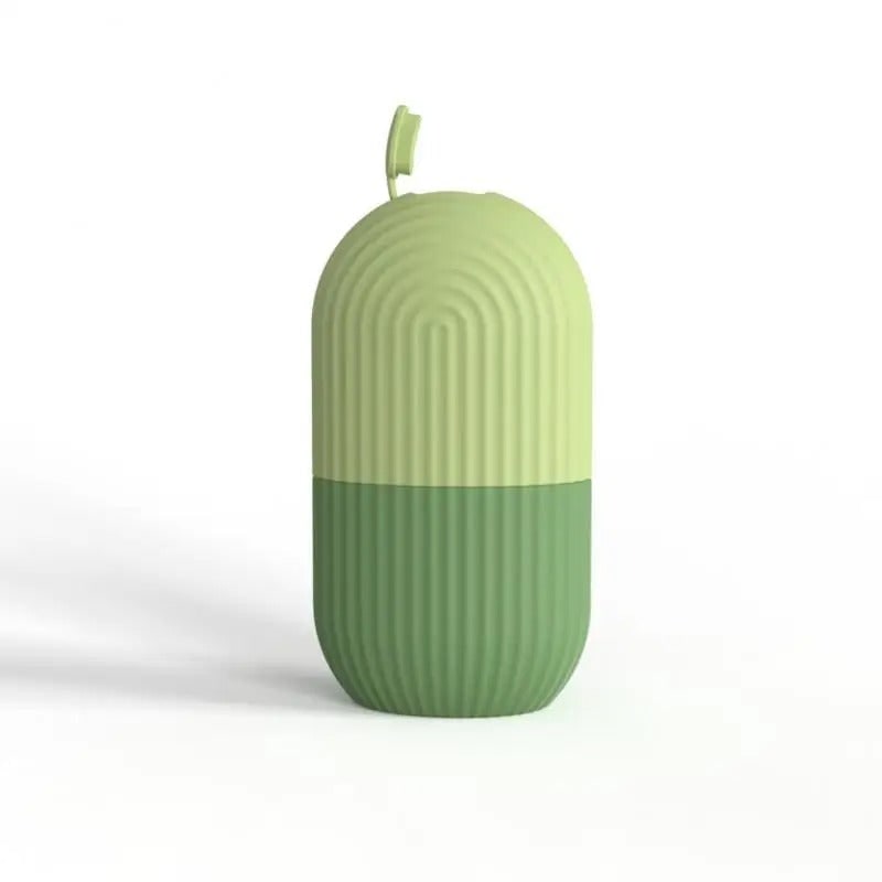 Akcesorium do domowego spa: lodowy roller do twarzy. Chłodzi, odświeża i rewitalizuje skórę.