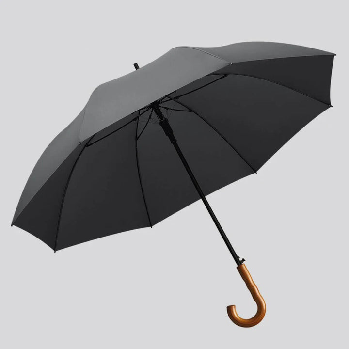 Elegancki parasol w kolorze zielonym w pozycji złożonej