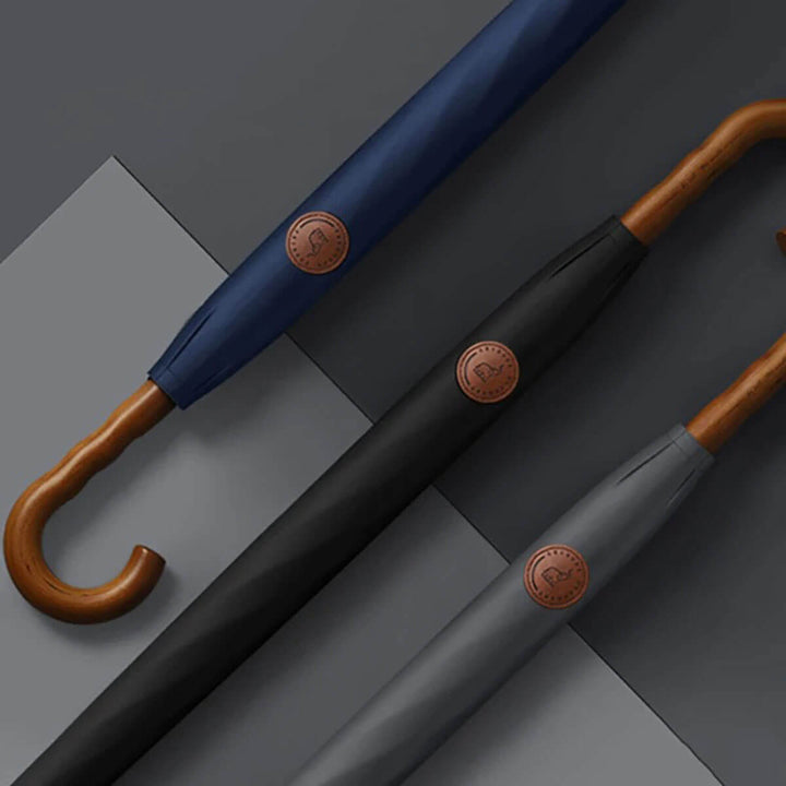 Czarny elegancki parasol przeciwdeszczowy unisex, widok z boku