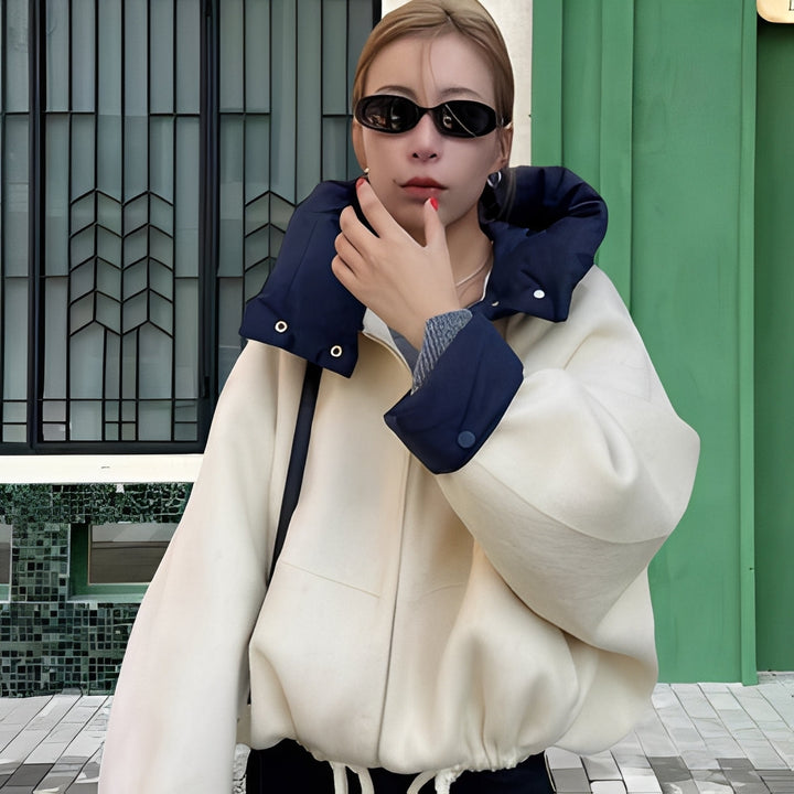 Luźna damska kurtka z kapturem, idealna na jesień i zimę. Wygodna, casualowa moda damska na co dzień.