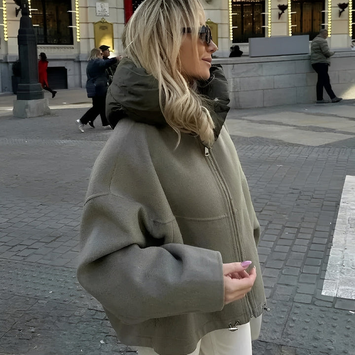 Damska kurtka z kapturem w stylu casual, luźny krój, zapewniający komfort i styl na jesień/zimę.