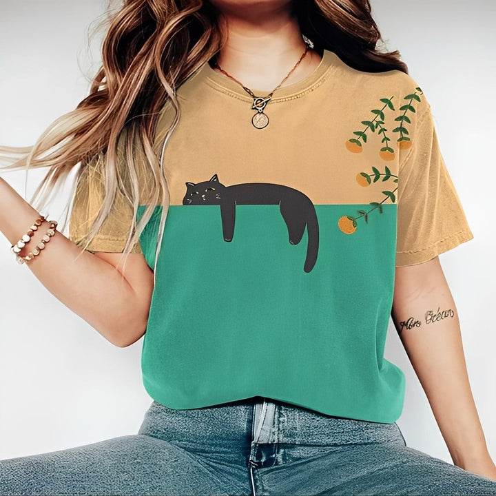 Luźny damski T-shirt z zabawnym motywem kota. Wygodna, casualowa bluzka oversize na co dzień.