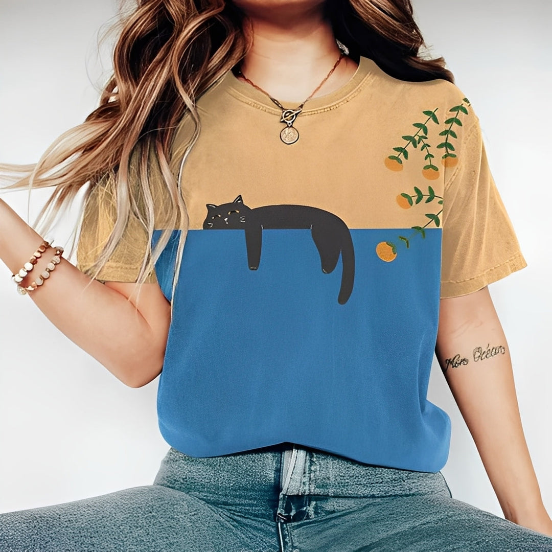 Kolorowy, casualowy T-shirt damski oversize z dużym, stylowym nadrukiem kota. Idealny na co dzień.