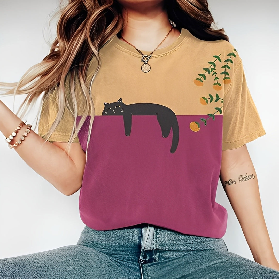 Wygodny, luźny T-shirt damski z uroczym kotem, idealny do stylizacji casualowych. Miękka, modna bluzka.