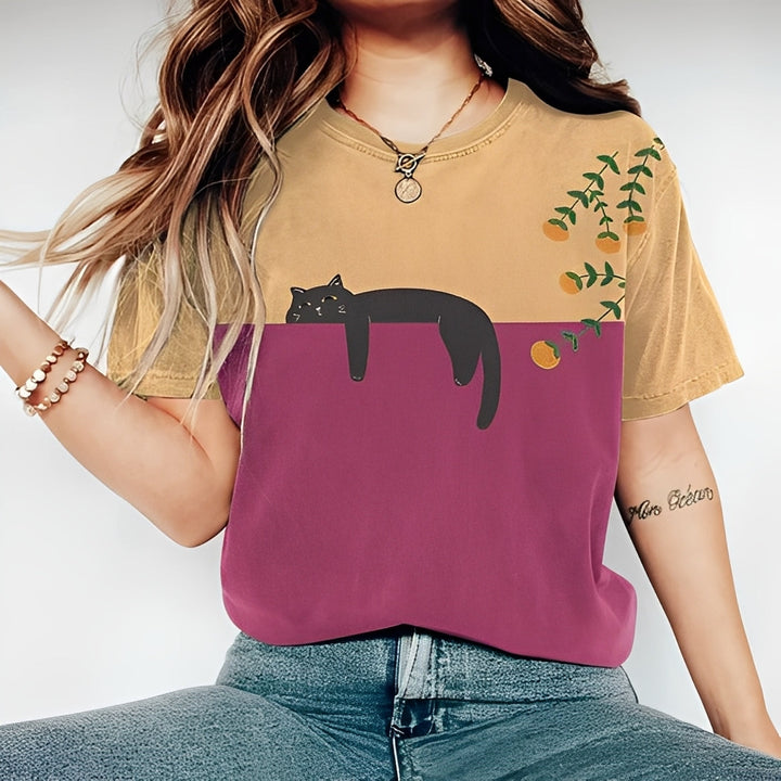 Wygodny, luźny T-shirt damski z uroczym kotem, idealny do stylizacji casualowych. Miękka, modna bluzka.
