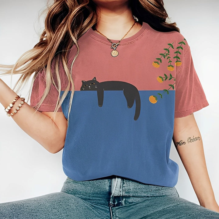 Modny damski T-shirt oversize z unikalnym motywem kota. Komfortowa, luźna bluzka casualowa na każdą okazję.