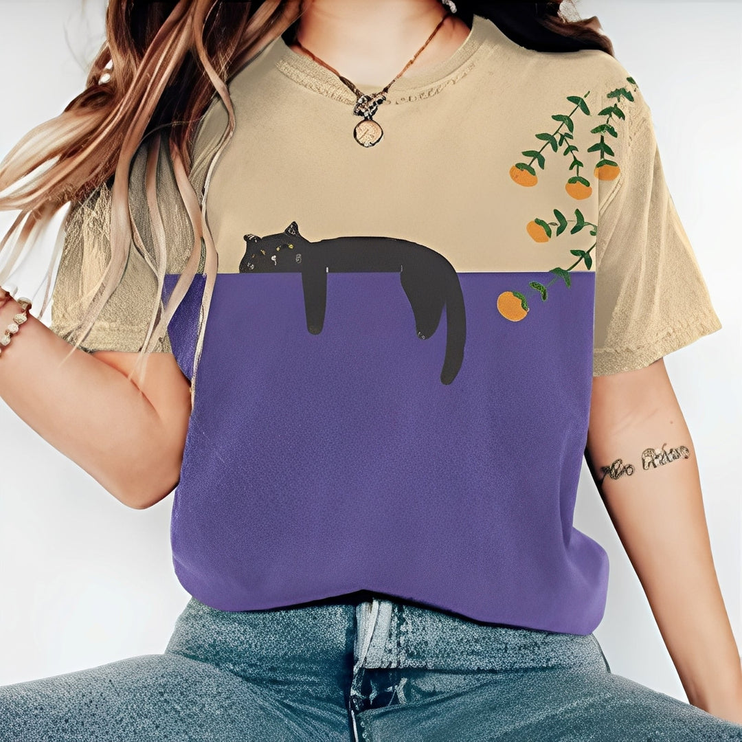 Damski T-shirt z uroczym kotem, luźny fason dla wygody. Casualowa bluzka z zwierzęcym motywem. Wygodna i stylowa.