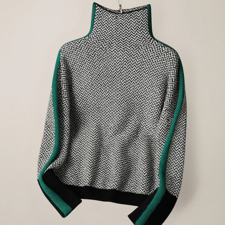 Stylowy sweter damski z golfem w paski, cała sylwetka