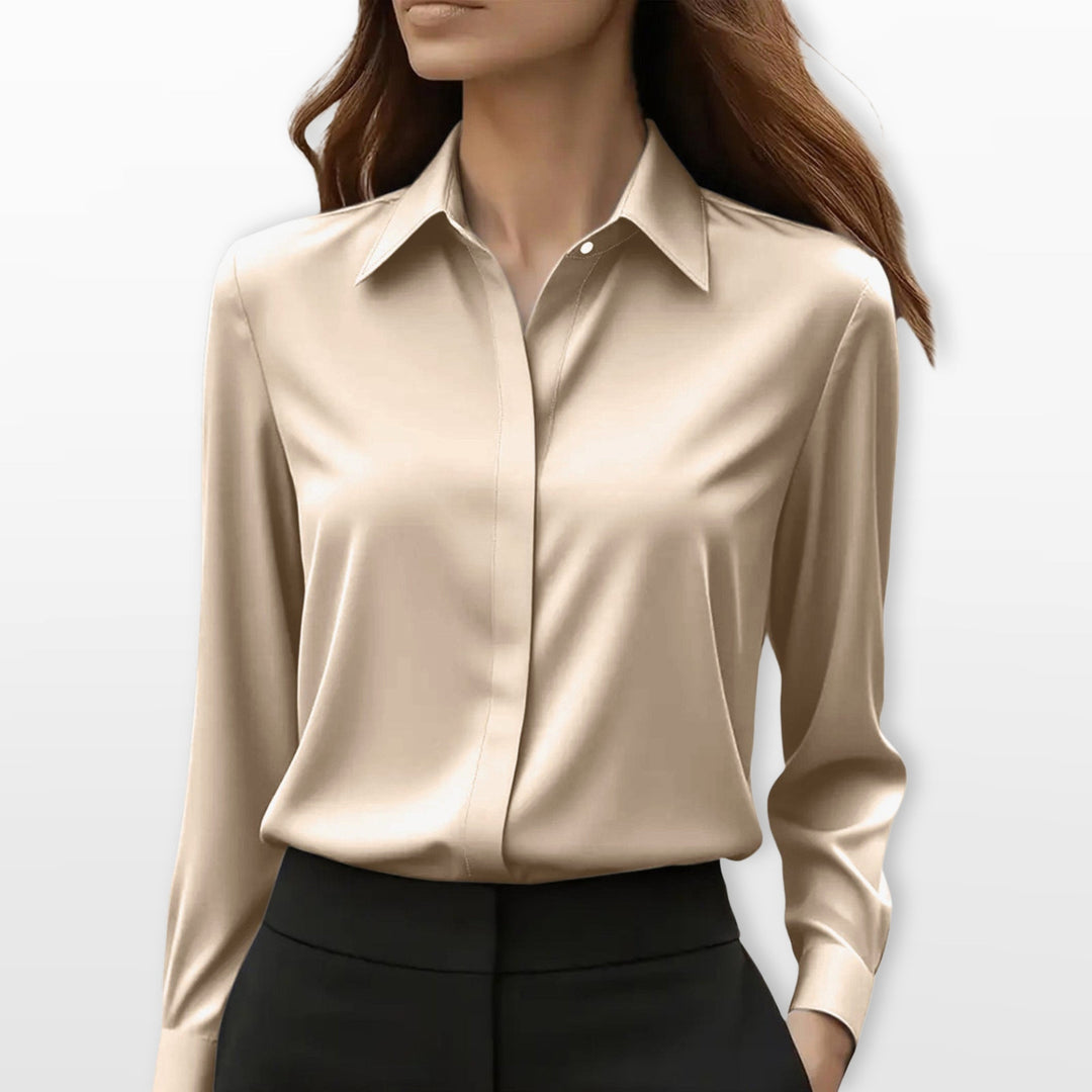 Kobieta w eleganckiej satynowej koszuli w kolorze khaki połączonej z czarnymi spodniami