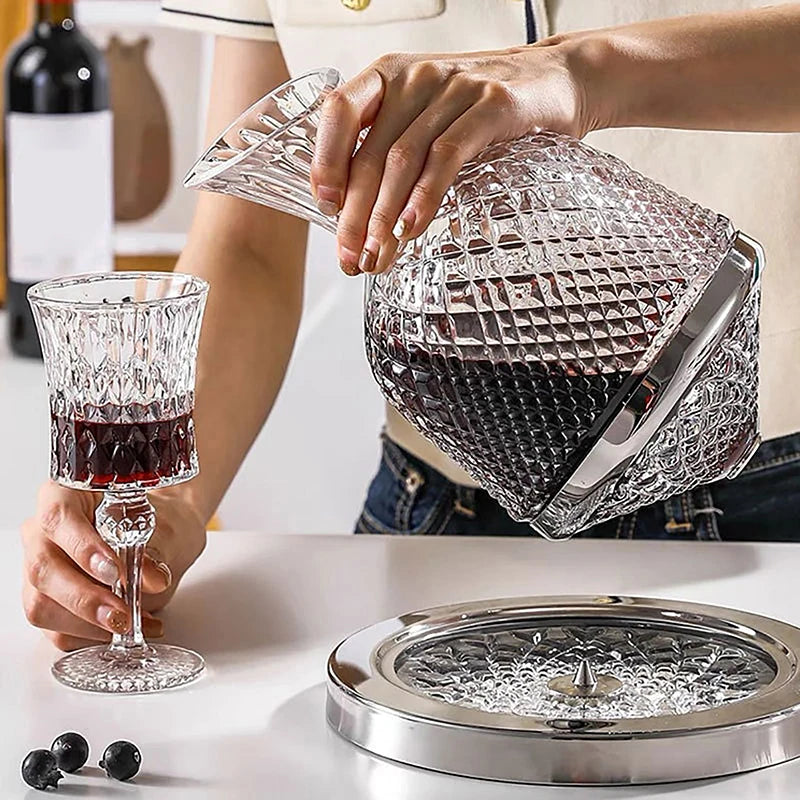 Elegancka kryształowa karafka obrotowa na whisky i wino ze złotymi i srebrnymi zdobieniami. Luksusowa ozdoba.