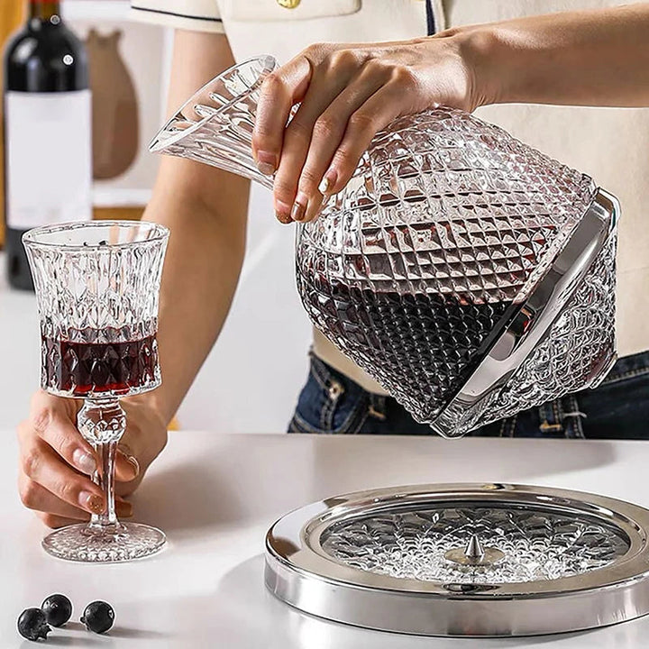 Elegancka kryształowa karafka obrotowa na whisky i wino ze złotymi i srebrnymi zdobieniami. Luksusowa ozdoba.