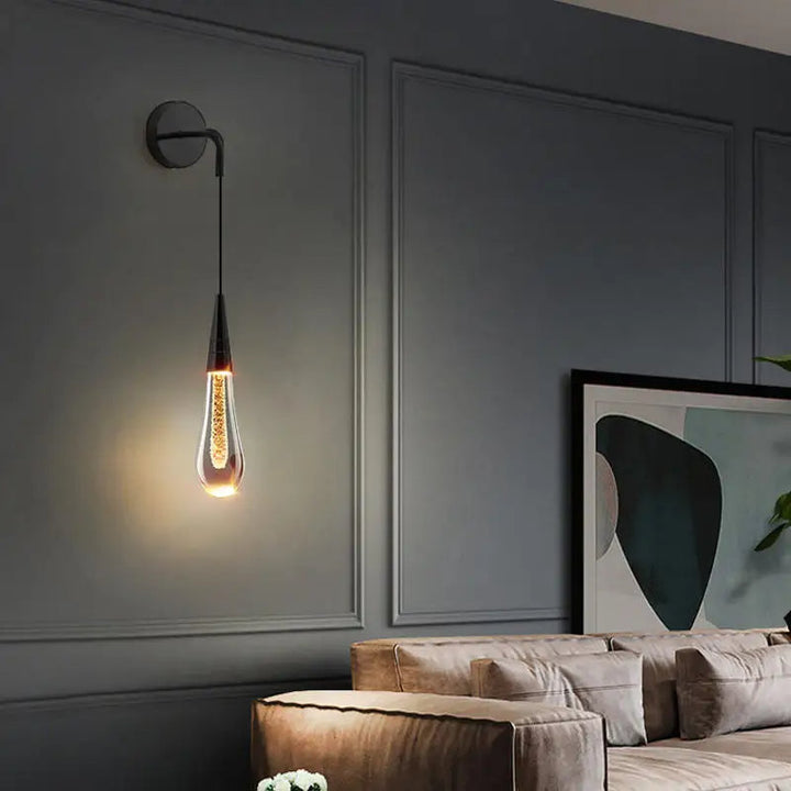 Nowoczesna luksusowa lampa ścienna LED ze szkła i metalu. Idealna do eleganckiej dekoracji wnętrz.