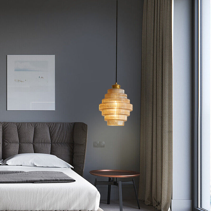 Elegancka lampa do jadalni, wisząca, butelkowa, mosiężne wykończenie, szklany klosz.