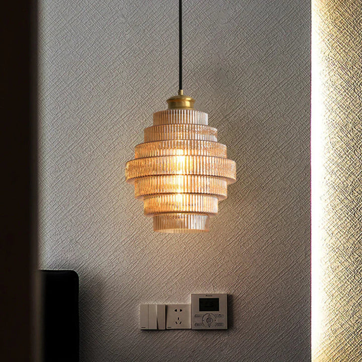 Elegancka lampa sufitowa w stylu vintage, klosz butelkowy, mosiężne wykończenie.