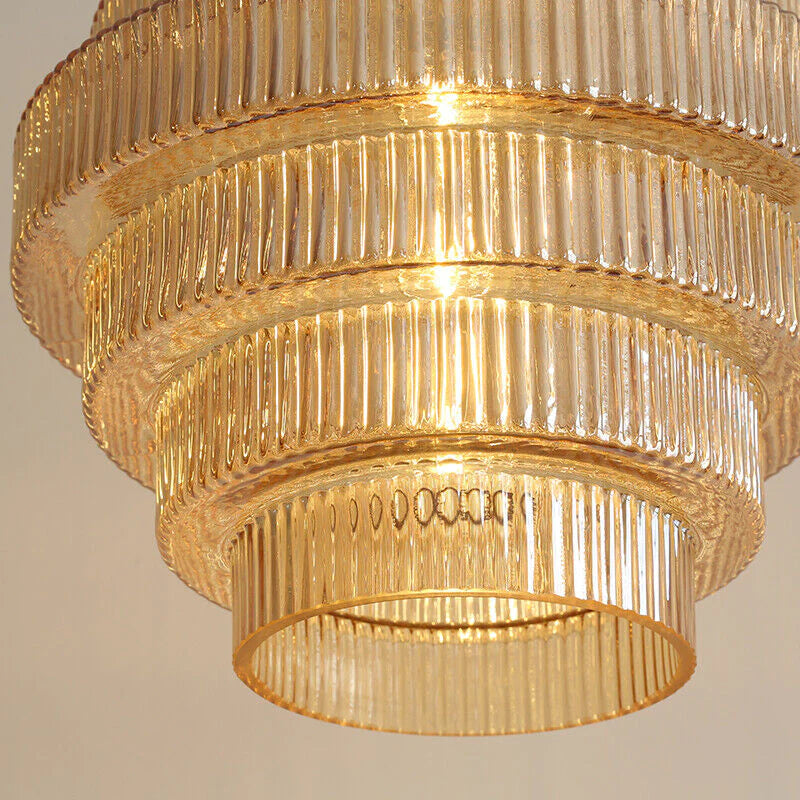 Lampa wisząca vintage z mosiądzu i szkła, kształt butelkowy, dodaje elegancji.