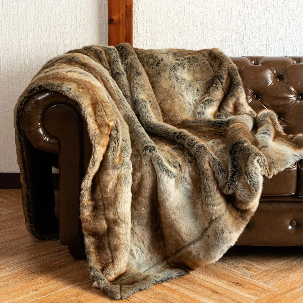 Luksusowa narzuta ze sztucznego futra lisa. Ciepła, miękka dekoracja do salonu i sypialni. Elegancki koc.