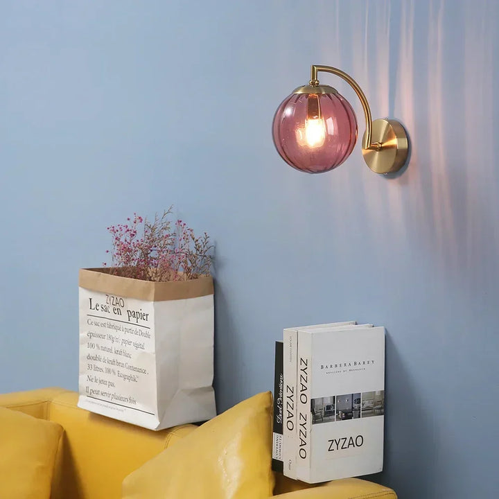 Nowoczesna szklana lampa ścienna zamontowana na ścianie w salonie