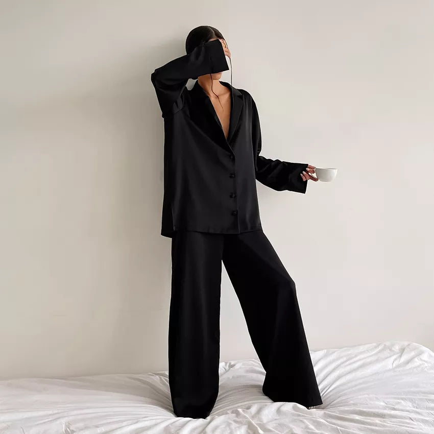 Elegancka satynowa piżama damska oversize, idealna dla komfortu i stylu w domu. Zestaw ze spodniami.