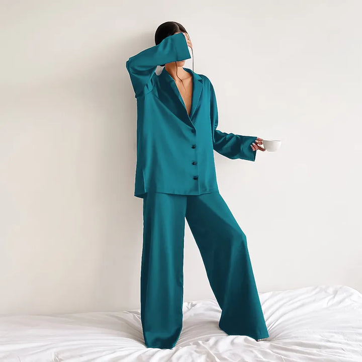Elegancka damska piżama satynowa oversize. Idealny zestaw ze spodniami do domowego relaksu i komfortu.