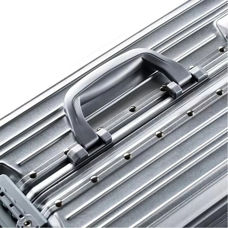 Elegancka walizka z aluminium i magnezu na podróże. Stylowy, twardy bagaż z obrotowymi kółkami i zamkiem TSA.