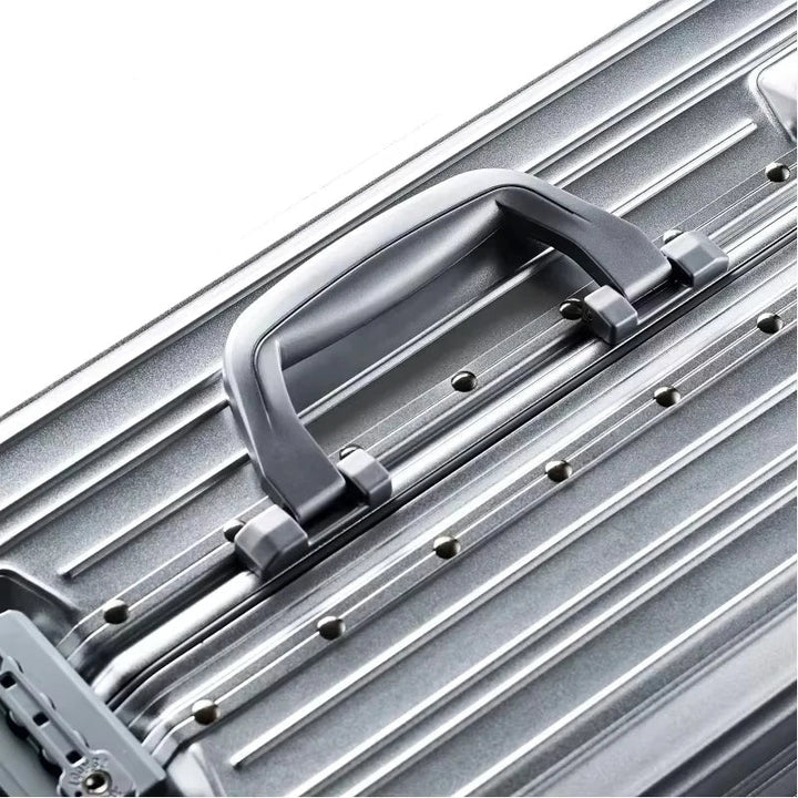 Elegancka walizka z aluminium i magnezu na podróże. Stylowy, twardy bagaż z obrotowymi kółkami i zamkiem TSA.