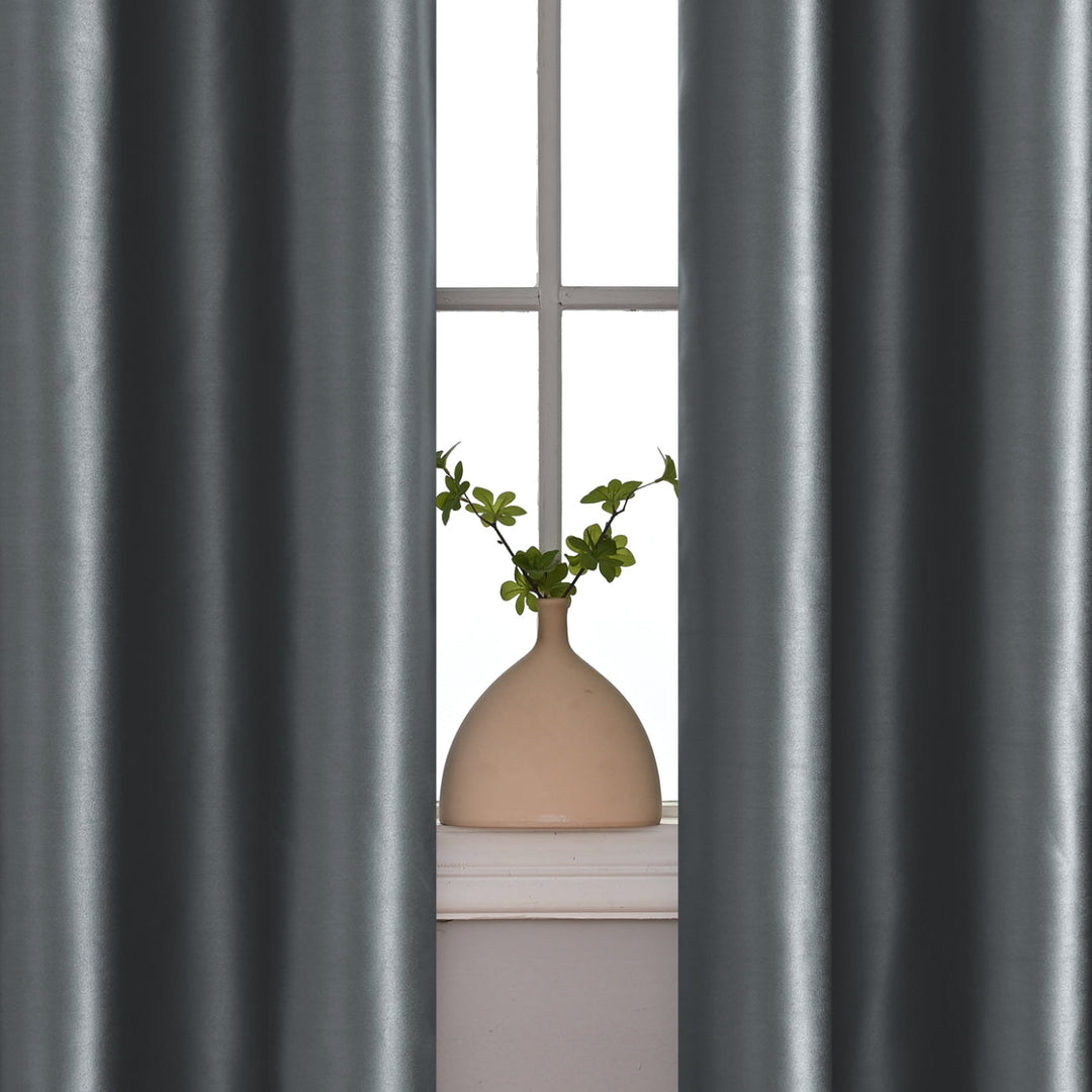 Wysokiej jakości welurowe zasłony, które skutecznie zaciemniają wnętrze, idealne do każdego pokoju.
