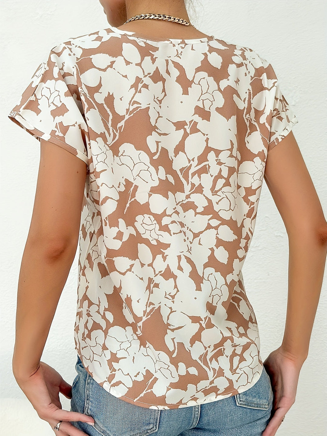 Przewiewny, wygodny top damski z modnym kwiatowym wzorem, doskonały do casualowych i boho stylizacji.
