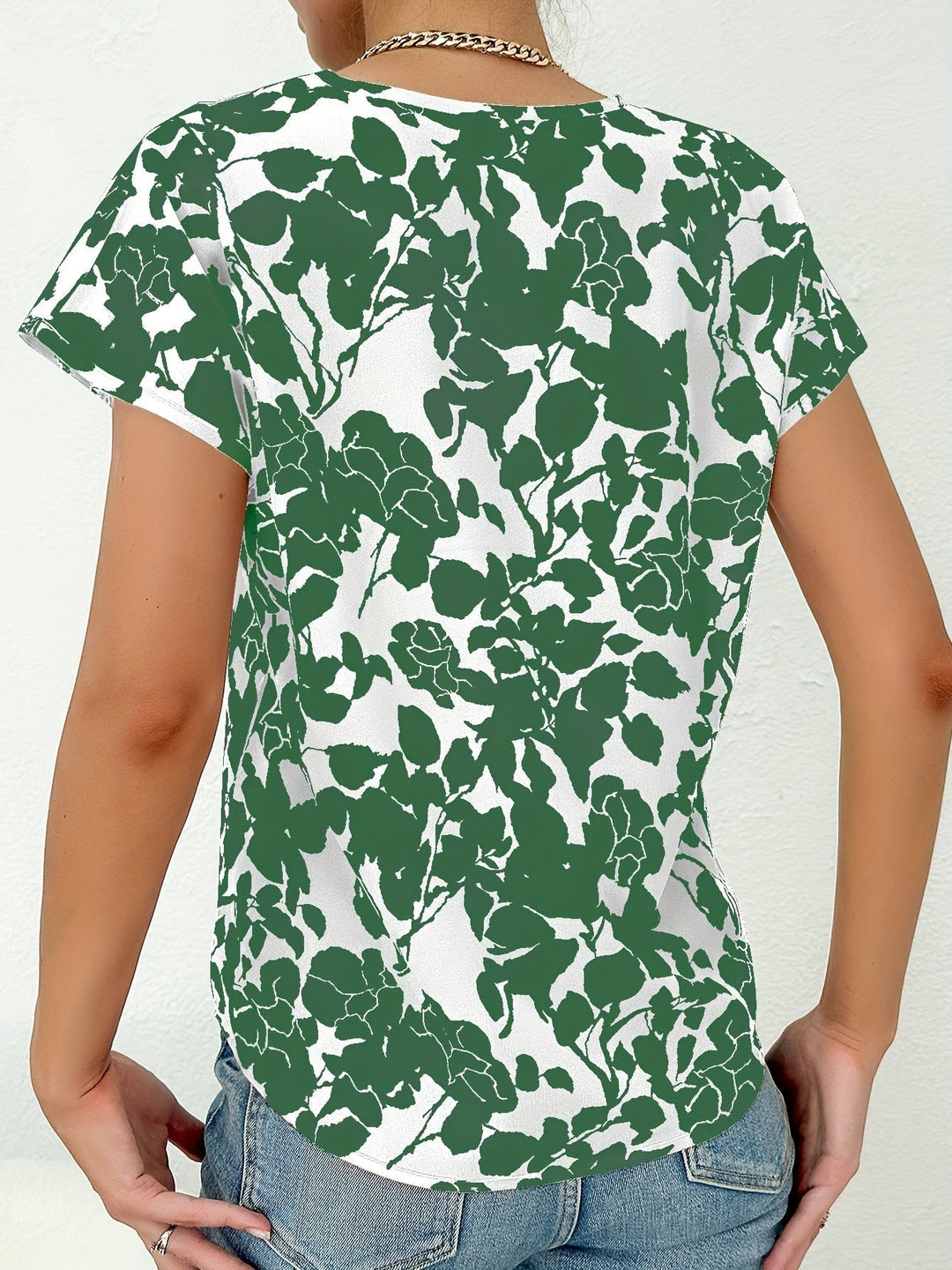 Modny top damski z luksusowym kwiatowym wzorem, łączący styl boho z casualową elegancją na lato.