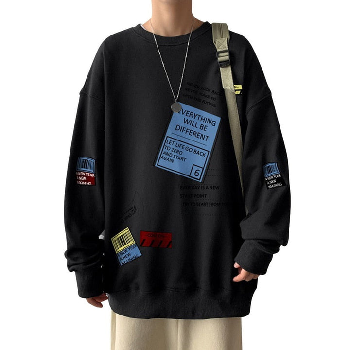 Mężczyzna w modnej męskiej bluzie nierozpinanej z nadrukiem, prezentujący styl streetwear. Komfort na co dzień.