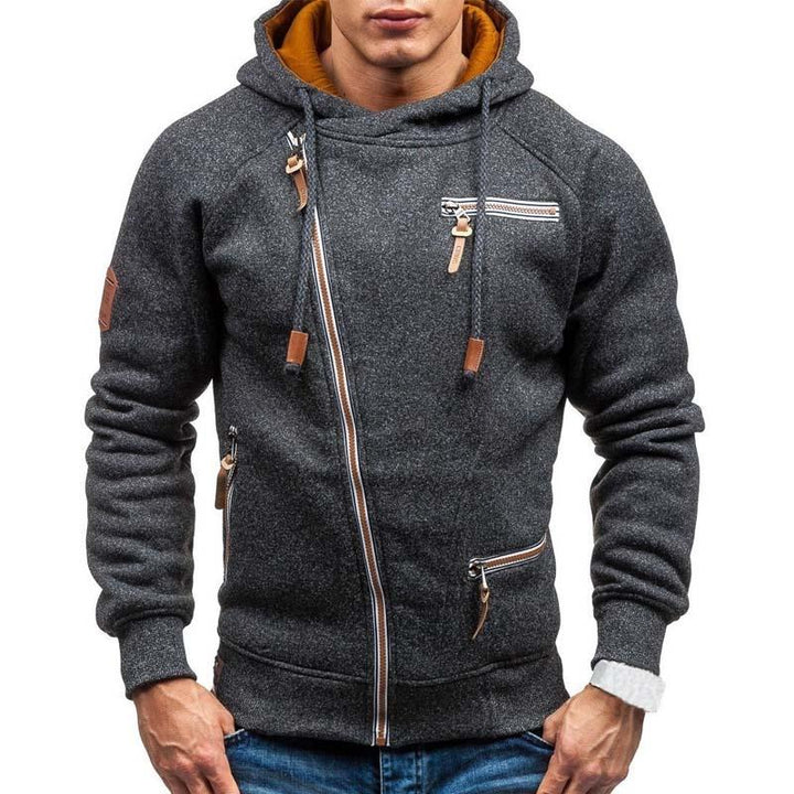 Męska bluza rozpinana z kapturem i unikalnym asymetrycznym zamkiem. Idealna do stylizacji casual i sportowych.